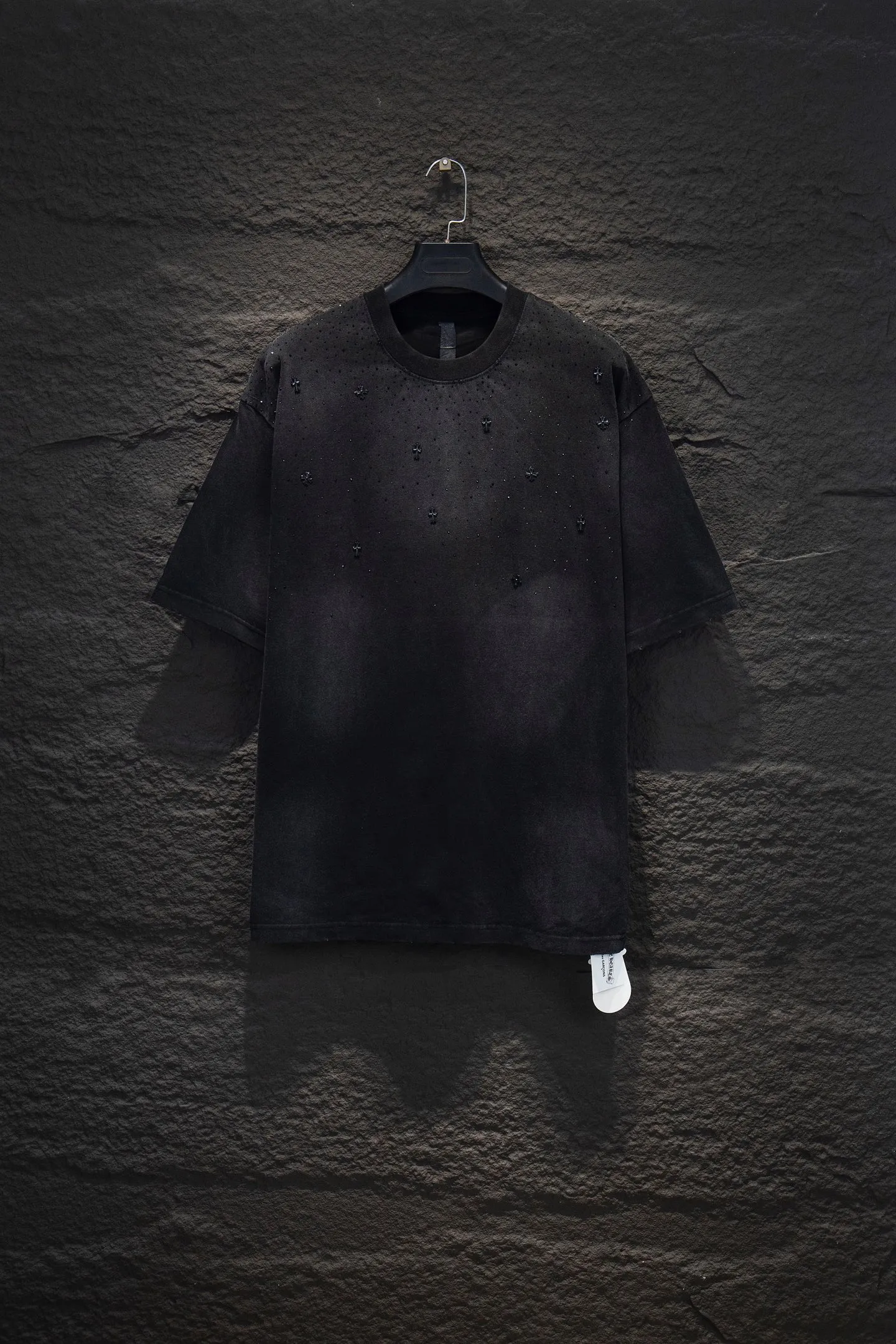 P180 🆕Chrome Hearts os version is really charming and Chrome Hearts is really a must-have. Each season's new version is made to the extreme. It is very practical and can be worn casually. Nice✔️ - ⚠️100% cotton. It is made of 32-count double yarn, 260-gram weight fabric and imported knitted carded cotton. It has moderate thickness, drape and contour, and the upper body is comfortable! ! It is very tolerant to fat body types and can instantly lose five pounds after wearing it!  Front panel #Back panel Neckline Bronzing elements# Imported hardware heavy craftsmanship and imported accessories. The body is washed, fried, frayed and added with handmade elements, which greatly increases the interest of the clothing; unique visual effects. The special fraying effect creates a unique distressed effect. The addition of handmade elements to the body greatly increases the interest of the clothing; it has a unique visual effect. After special fraying effect treatment, a unique distressed effect is formed. An irregular hem is added to the version. This year, Crow Heart is focusing on the version. In the past two years, the oversize version has become the focus of the trend. It has also been a popular staple in the past two years. The change of designers has made this brand an instant hit. The progressive fashion of the times also needs the blood impact of fresh elements and trendy designs in order to continue its glory! It’s stylish both inside and outside, a must-have for high street travel! An absolute "eye-catching style" that can match couples 💏 Color: Sandblasted Black Sandblasted Red Size: S M L XL